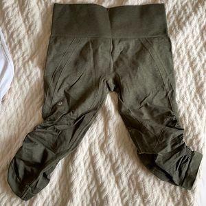 Ebb and flow crop size 6 army green LULULEMON